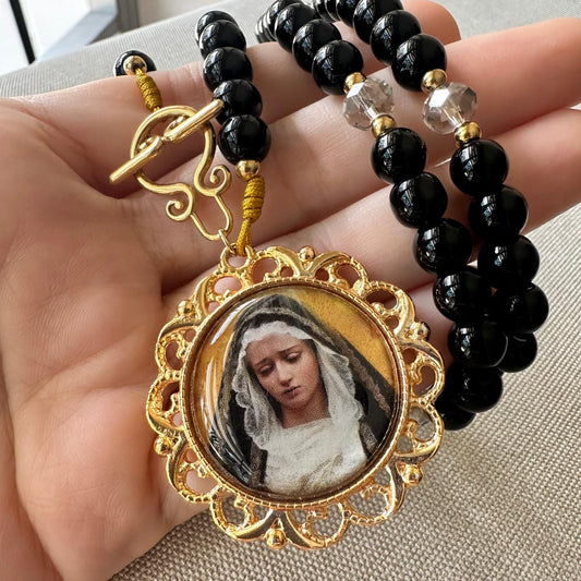 Dolor de madre, nos unimos en oración con la Virgen Dolorosa.