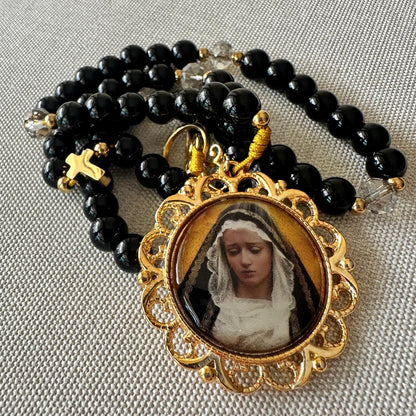 Dolor de madre, nos unimos en oración con la Virgen Dolorosa.